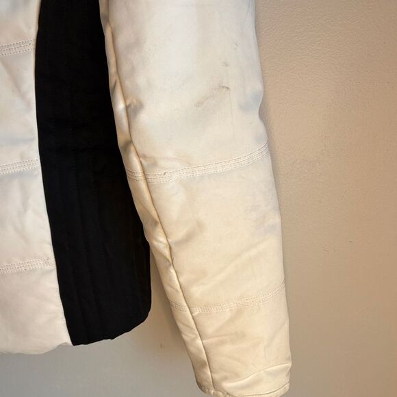 Obermeyer Women's Tuscany II Ski Jacket in white with black side panels. - Picture 6 of 8